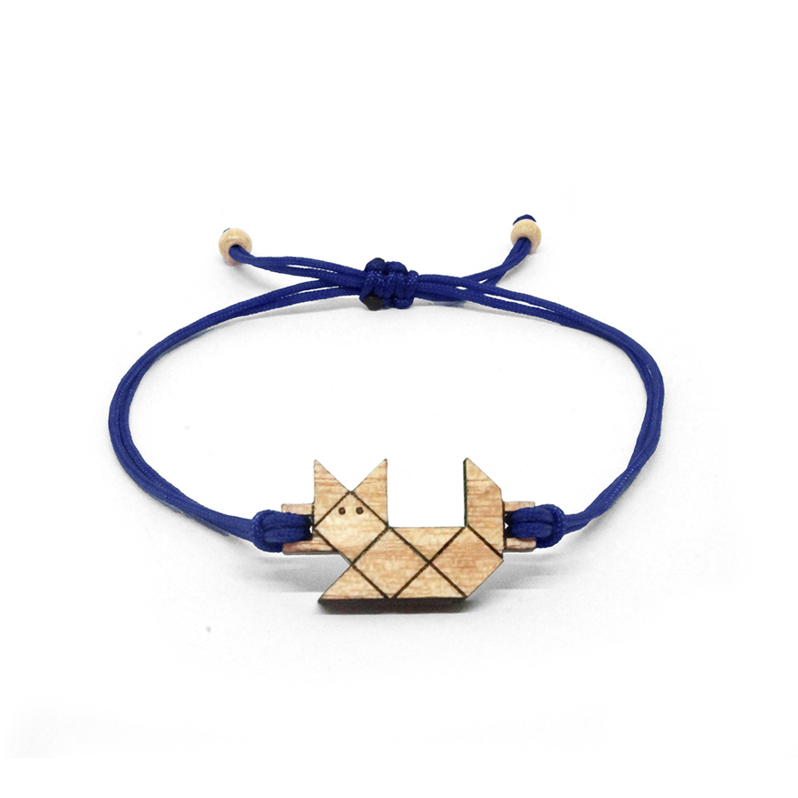 bracelet minimaliste bleu marine avec pendentif en bois et en forme de chat