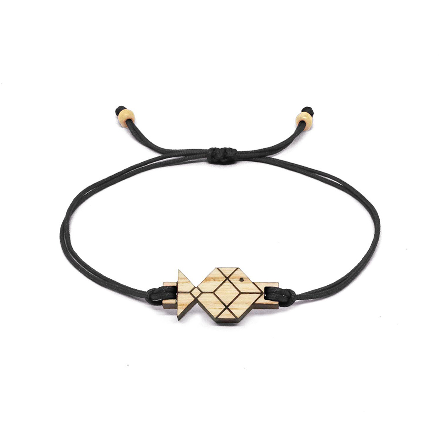 bracelet cordon noir avec pendentif en bois et en forme de poisson origami