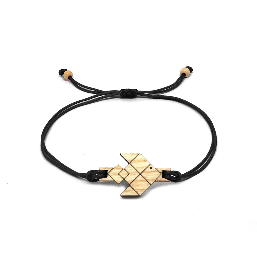 bracelet cordon noir avec pendentif en bois et en forme de poisson volant