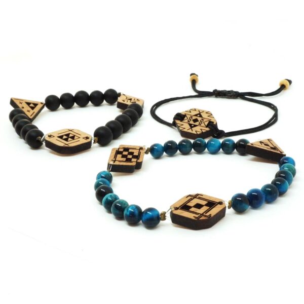 trois bracelets avec perles et pendentifs en bois