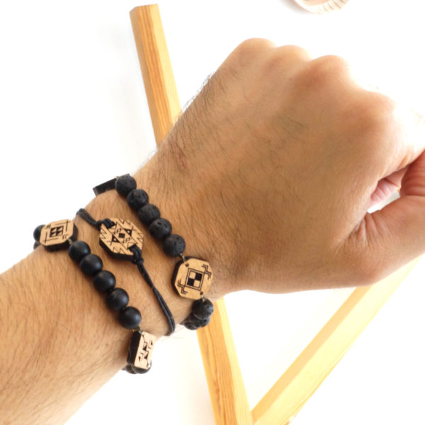 main portant trois bracelets berbères