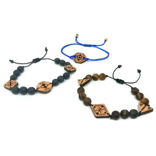 trois bracelets avec pendentifs en bois