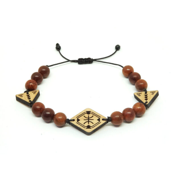 bracelet marron avec trois pendentifs