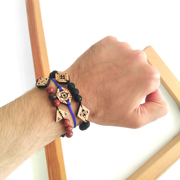 main portant 3 bracelets avec perles