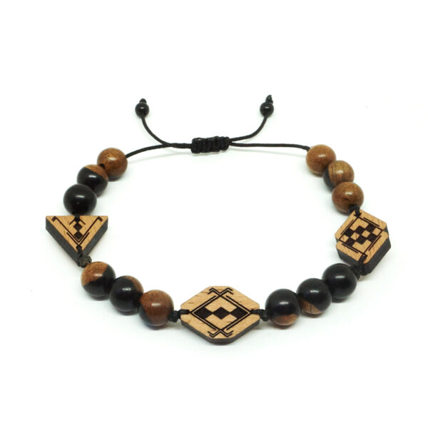 Bracelet avec trois pendentifs en bois